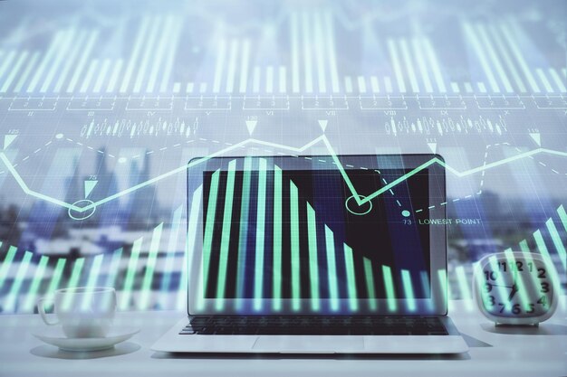 Exposición múltiple de una mesa con una computadora en el fondo y un dibujo temático de datos Concepto de innovación