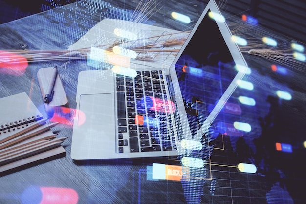 Exposición múltiple de una mesa con una computadora en el fondo y un dibujo temático de datos Concepto de innovación