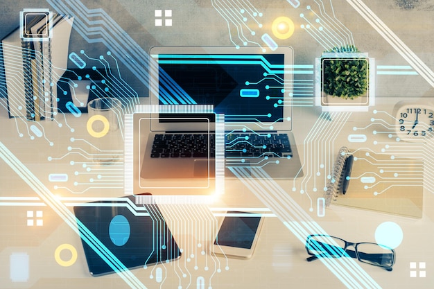 Exposición múltiple de una mesa con una computadora en el fondo y un dibujo temático de datos Concepto de innovación