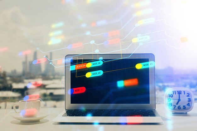 Exposición múltiple de mesa con computadora sobre fondo y dibujo de tema de datos Concepto de innovación