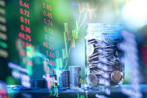 Exposición múltiple de monedas con cifras financieras y gráficos