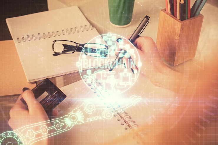 Foto exposición múltiple de una mujer comprando en línea con una tarjeta de crédito y dibujo de tema criptográfico concepto de comercio electrónico blockchain
