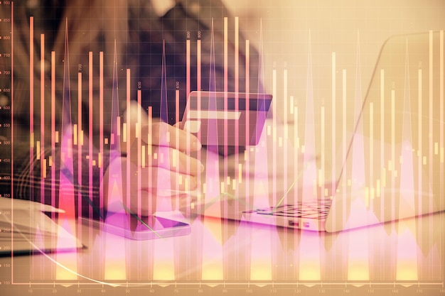 Exposición múltiple de mujeres comprando en línea con una tarjeta de crédito y dibujo de gráficos financieros Mercado de valores Concepto de comercio electrónico