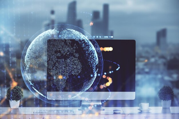 Exposición múltiple de la tabla con holograma de computadora y mapa del mundo Concepto de red internacional de datos
