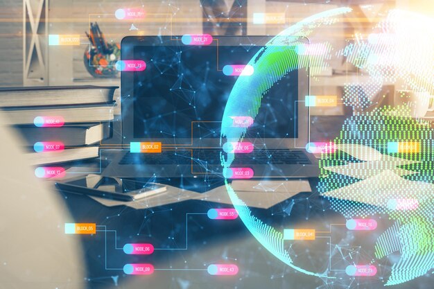 Exposición múltiple de la tabla con holograma de computadora y mapa del mundo Concepto de red internacional de datos