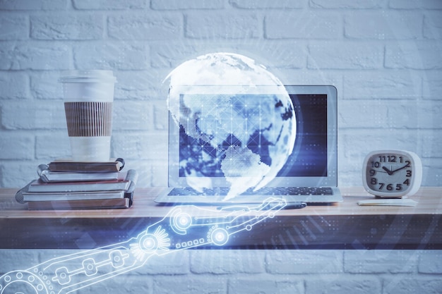 Exposición múltiple de la tabla con holograma de computadora y mapa del mundo Concepto de red internacional de datos