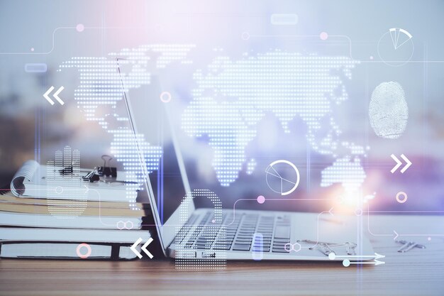 Exposición múltiple de la tabla con holograma de computadora y mapa del mundo Concepto de red internacional de datos