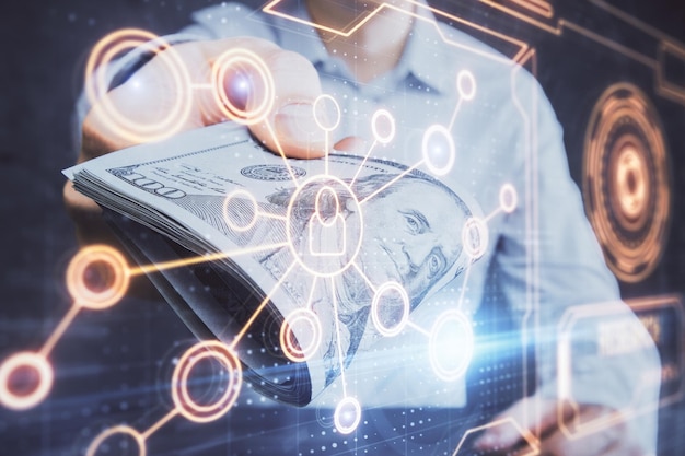 Exposición múltiple del tema de la red social dibujando hologramas y billetes de dólares estadounidenses y manos de hombre