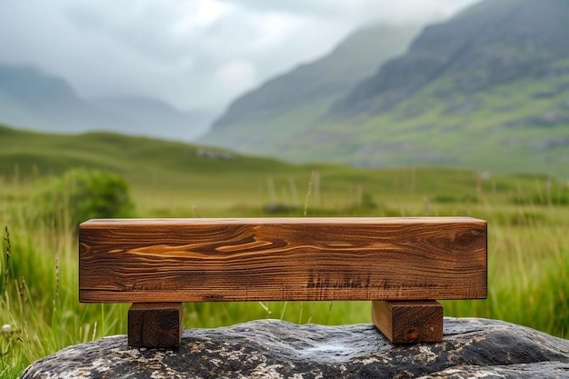 Exposición de productos de madera desgastados con las tierras altas irlandesas en el fondo