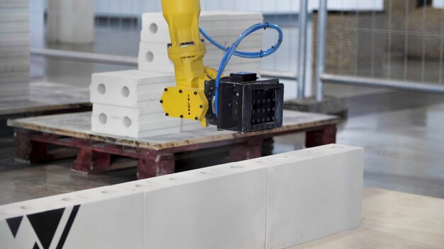 Exposición de robots industriales en el trabajo medios de comunicación robot albañil para el concepto de construcción automatizada de edificios