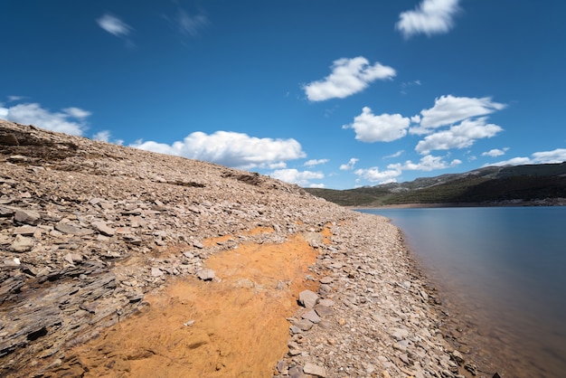 Exposición de todo el día del lago Camporredondo en Palencia, Castilla y León, España.