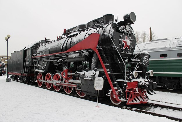 Foto exposições do museu do transporte ferroviário ao ar livre no inverno em são petersburgo, rússia