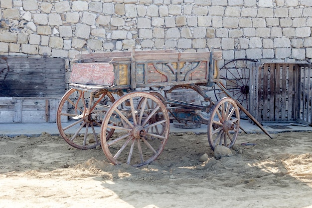 Exposições históricas Antiga carruagem de cavalos de madeira fechada Grécia Creta