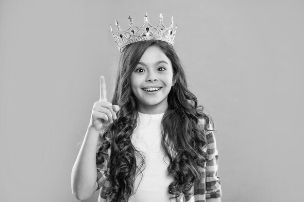 Expresando engreída princesa arrogante en tiara orgullosa niña con cabello rizado egoísta adolescente