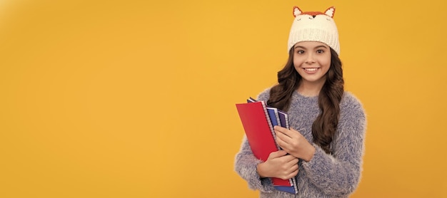 Expresar emoción positiva moda de invierno niño positivo con cabello rizado en sombrero retrato de regreso a la escuela