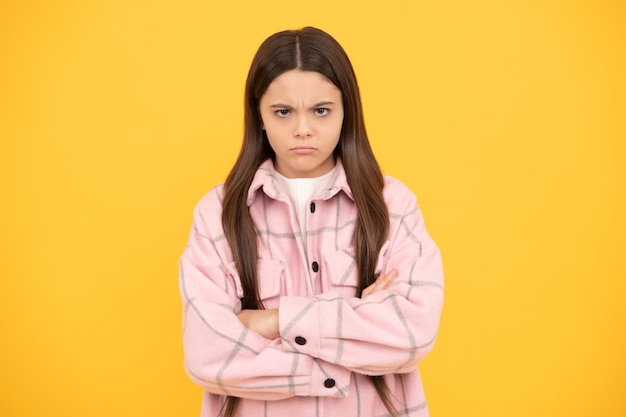 Foto expresar emociones humanas calle otoño moda terca adolescente niña en rosa camisa a cuadros hipster niño estilo casual tween niño usar camisa a cuadros chaqueta de franela a cuadros belleza y moda