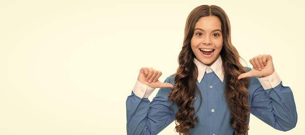 Foto expresar emociones positivas señalando con el dedo a un niño egoísta con cabello rizado belleza y moda niño cara cartel horizontal adolescente niña aislado retrato banner con espacio de copia