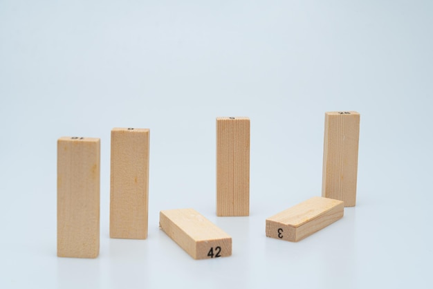 Expresar varios conceptos como dominó y negocios usando madera jenga