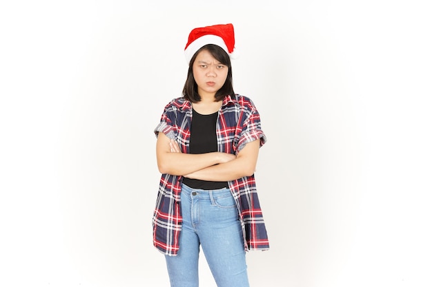 Expresión de cara enojada de mujer asiática con camisa a cuadros roja y gorro de Papá Noel aislado en blanco