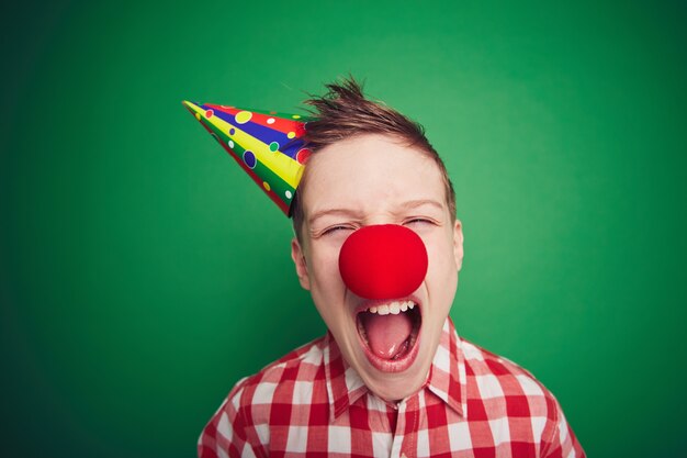 expresión de cumpleaños del muchacho sola hilarante