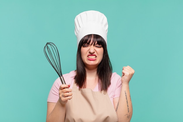 Expresión enojada de la mujer bonita del cocinero