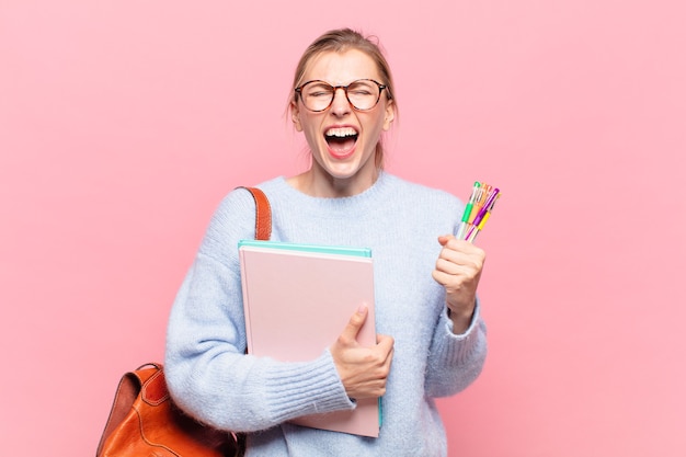 Expresión enojada de la mujer bonita joven del estudiante