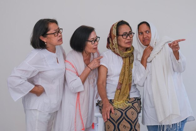 Foto expresión facial de cuatro mujeres reunidas y chismeando