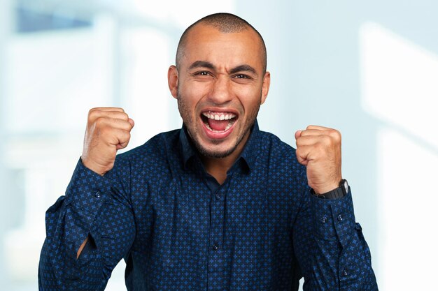 Foto expresión feliz del hombre de negocios negro