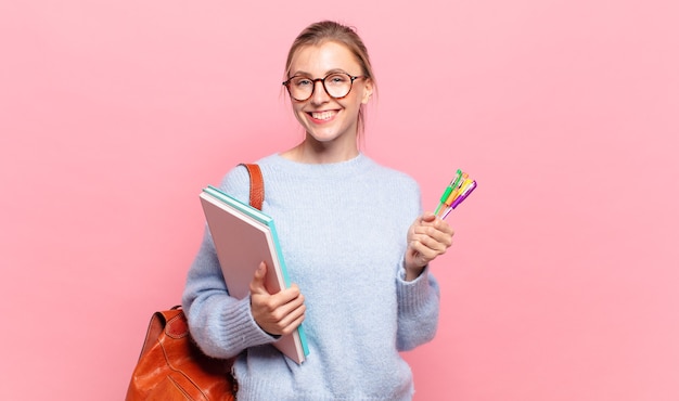 Expresión feliz joven estudiante bonita mujer