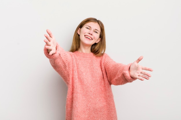 Expresión feliz de la mujer bastante caucásica