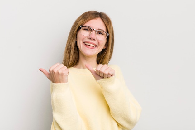 Expresión feliz de la mujer bastante caucásica