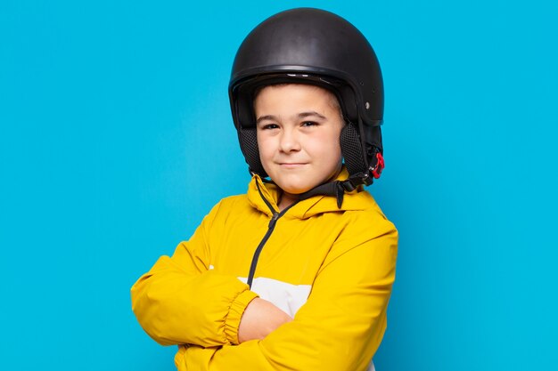 Expresión feliz del niño pequeño. concepto de casco de moto