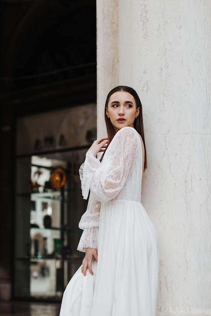 Expresión de la novia en vestido blanco en la boda