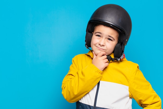 Expresión de pensamiento de niño pequeño. concepto de casco de moto