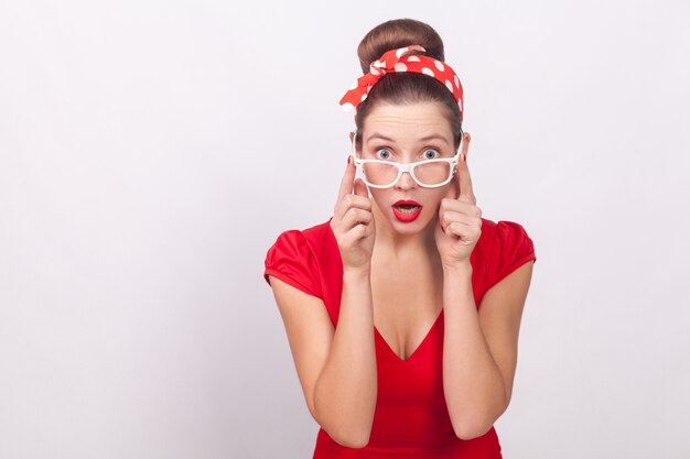 Expresión sorpresa hermosa mujer con cara de sorpresa en vestido bandsge