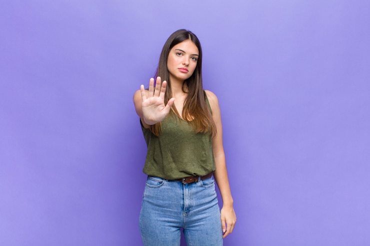 Foto expresiva hermosa joven