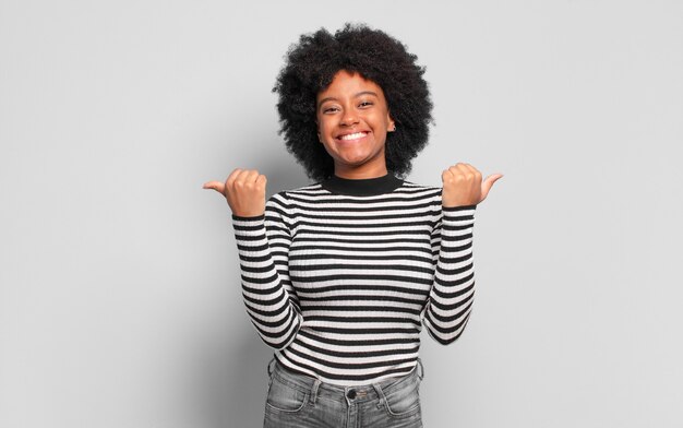 Expresiva joven bastante negra gesticulando