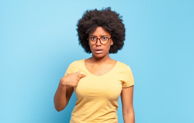 Expresiva joven bastante negra gesticulando