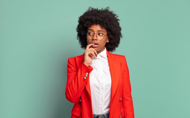 Expresiva joven bastante negra gesticulando