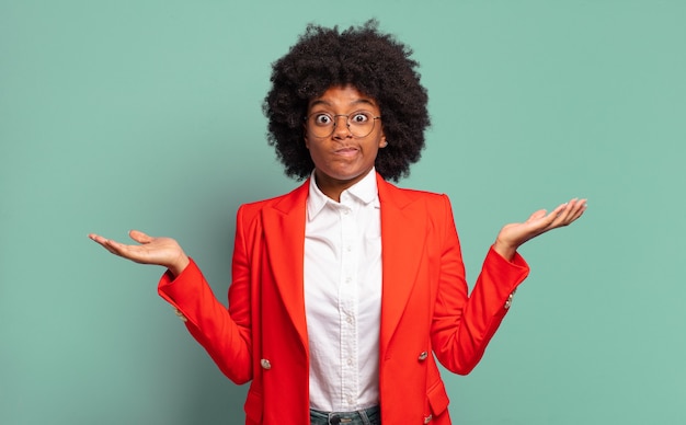 Expresiva joven bastante negra gesticulando