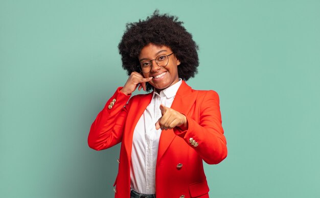 Expresiva joven bastante negra gesticulando