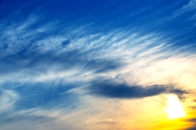 El expresivo contraste de las nubes en el cielo puesta de sol con nubes brillantes