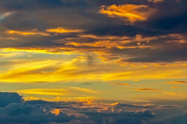 El expresivo contraste de las nubes en el cielo y el sol La naturaleza y belleza de las nubes