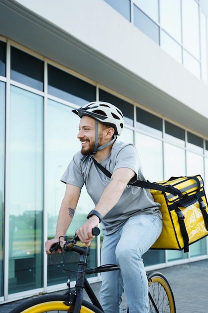 Express-Lieferkurier-Fahrrad mit isolierter Tasche