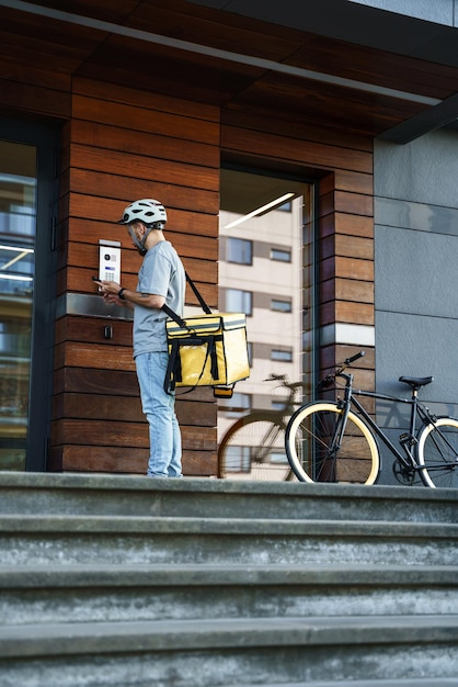 Express-Lieferservice für Lebensmittel mit isolierter Tasche über Gegensprechanlage