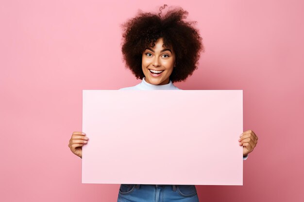 Foto expressão cativante jovem atônita posa atrás de um quadro branco em branco em um fundo rosa vibrante