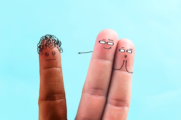 Foto expressão da discriminação racial, desenhando expressões com os dedos