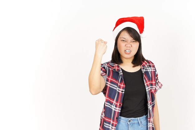 Expressão de rosto zangado de mulher asiática vestindo camisa xadrez vermelha e chapéu de Papai Noel isolado no branco