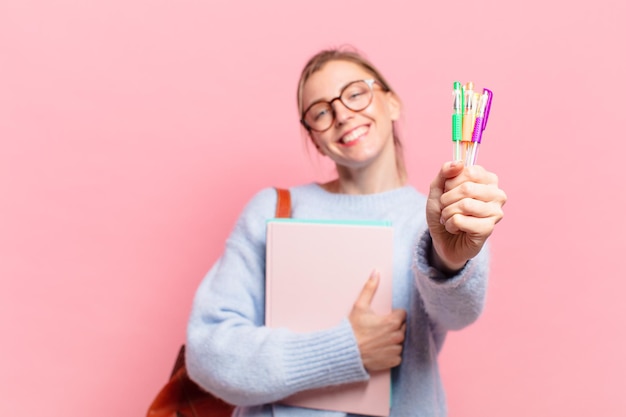 Expressão feliz da jovem estudante bonita