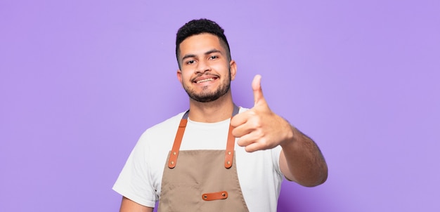 Expressão feliz de jovem hispânico. conceito de chef